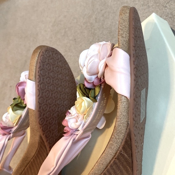 Feminine flirty wedge sandals—perfect for summer! - Picture 10 of 12